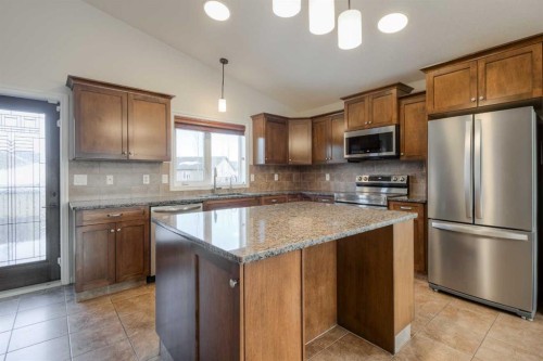 11 Cougar Cove North, Lethbridge, AB - Indoor Photo Showing Kitchen