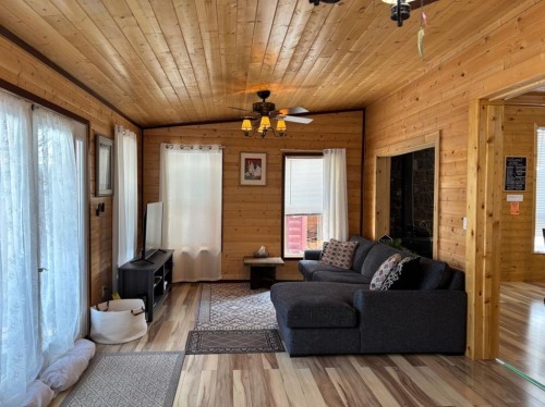 26 Mount Vista Drive, Hill Spring, AB - Indoor Photo Showing Living Room