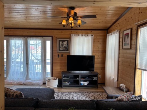 26 Mount Vista Drive, Hill Spring, AB - Indoor Photo Showing Living Room