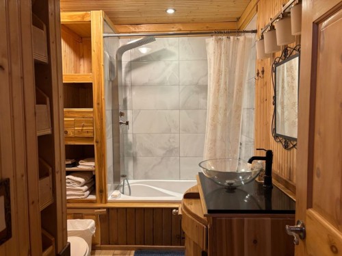 26 Mount Vista Drive, Hill Spring, AB - Indoor Photo Showing Bathroom