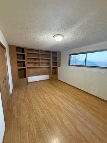 225 7 Avenue North, Vauxhall, AB - Indoor Photo Showing Other Room