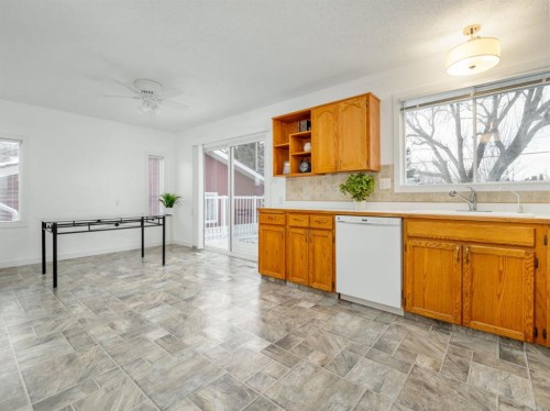 1102 Cameron Road South, Lethbridge, AB - Indoor Photo Showing Kitchen