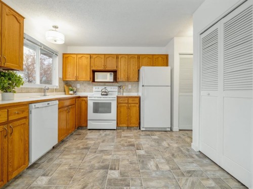 1102 Cameron Road South, Lethbridge, AB - Indoor Photo Showing Kitchen