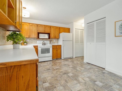 1102 Cameron Road South, Lethbridge, AB - Indoor Photo Showing Kitchen