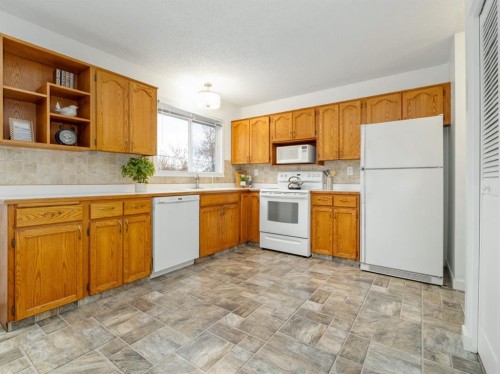 1102 Cameron Road South, Lethbridge, AB - Indoor Photo Showing Kitchen