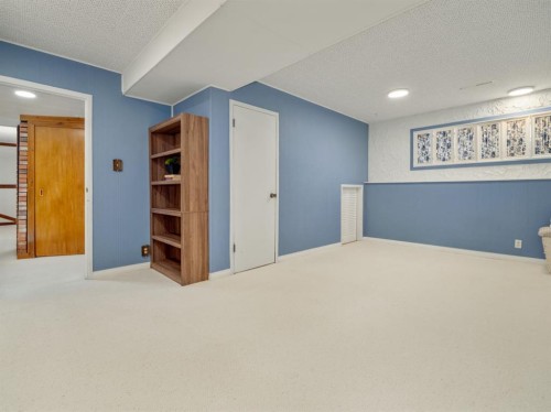 1102 Cameron Road South, Lethbridge, AB - Indoor Photo Showing Other Room