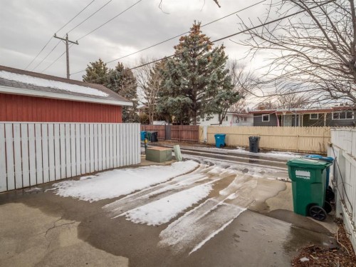 1102 Cameron Road South, Lethbridge, AB - Outdoor