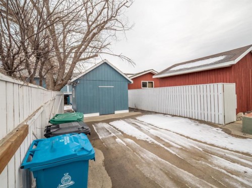 1102 Cameron Road South, Lethbridge, AB - Outdoor