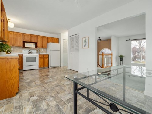 1102 Cameron Road South, Lethbridge, AB - Indoor Photo Showing Kitchen