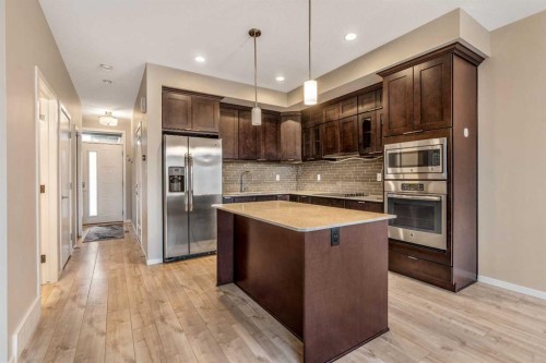 4-414 Highlands Boulevard West, Lethbridge, AB - Indoor Photo Showing Kitchen With Upgraded Kitchen