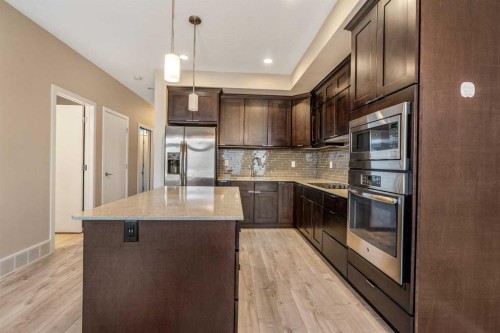 4-414 Highlands Boulevard West, Lethbridge, AB - Indoor Photo Showing Kitchen With Upgraded Kitchen