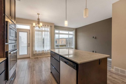 4-414 Highlands Boulevard West, Lethbridge, AB - Indoor Photo Showing Kitchen