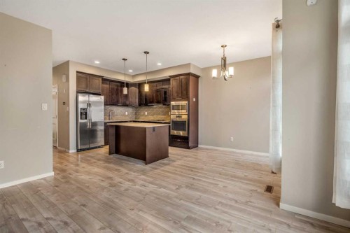 4-414 Highlands Boulevard West, Lethbridge, AB - Indoor Photo Showing Kitchen