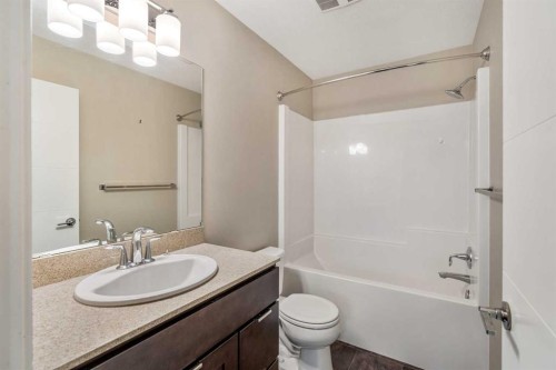 4-414 Highlands Boulevard West, Lethbridge, AB - Indoor Photo Showing Bathroom