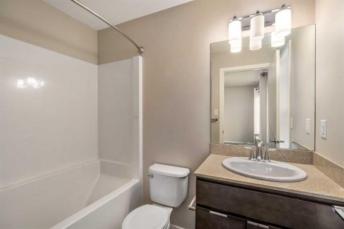 4-414 Highlands Boulevard West, Lethbridge, AB - Indoor Photo Showing Bathroom