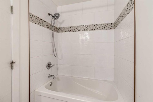 4-414 Highlands Boulevard West, Lethbridge, AB - Indoor Photo Showing Bathroom