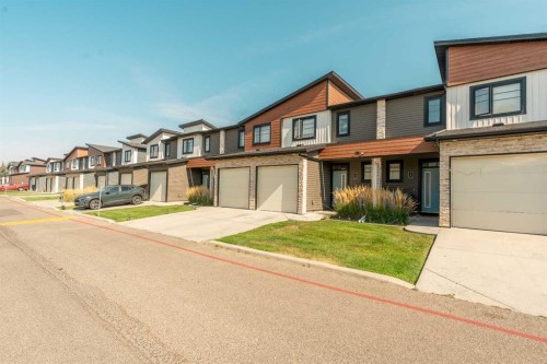 4-414 Highlands Boulevard West, Lethbridge, AB - Outdoor With Facade