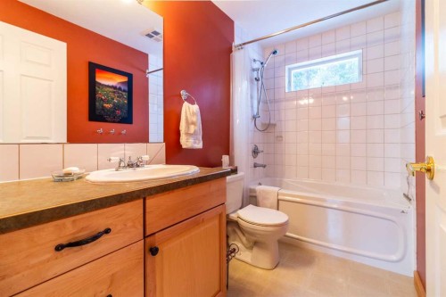 88 West Castle Loop, Rural Pincher Creek No. 9, M.D. Of, AB - Indoor Photo Showing Bathroom