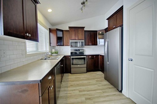 210 Keystone Lane West, Lethbridge, AB - Indoor Photo Showing Kitchen With Double Sink
