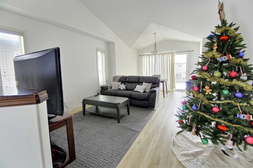 210 Keystone Lane West, Lethbridge, AB - Indoor Photo Showing Living Room