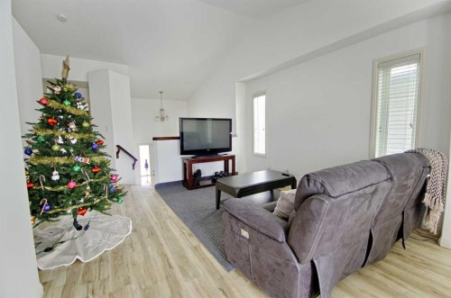 210 Keystone Lane West, Lethbridge, AB - Indoor Photo Showing Living Room