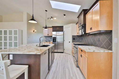 74 Rivermont Crescent West, Lethbridge, AB - Indoor Photo Showing Kitchen With Upgraded Kitchen