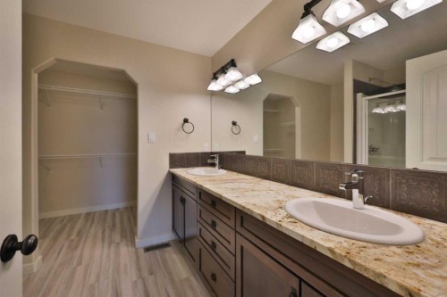 74 Rivermont Crescent West, Lethbridge, AB - Indoor Photo Showing Bathroom