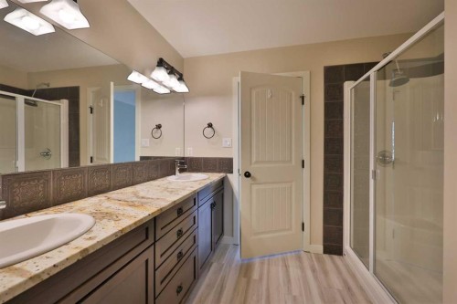 74 Rivermont Crescent West, Lethbridge, AB - Indoor Photo Showing Bathroom