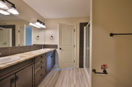 74 Rivermont Crescent West, Lethbridge, AB - Indoor Photo Showing Bathroom