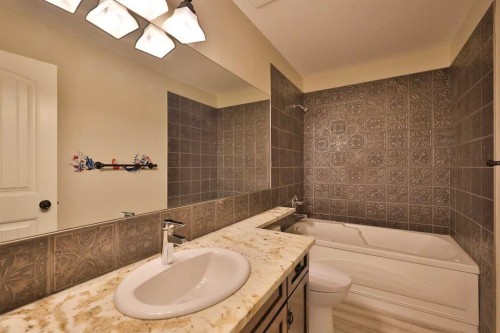 74 Rivermont Crescent West, Lethbridge, AB - Indoor Photo Showing Bathroom