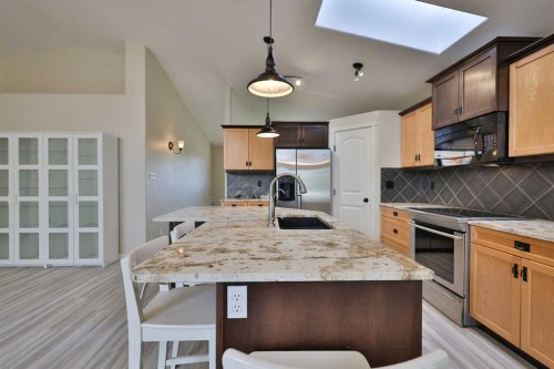 74 Rivermont Crescent West, Lethbridge, AB - Indoor Photo Showing Kitchen
