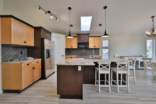 74 Rivermont Crescent West, Lethbridge, AB - Indoor Photo Showing Kitchen