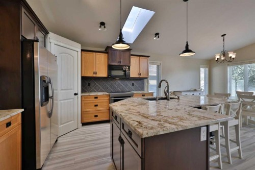 74 Rivermont Crescent West, Lethbridge, AB - Indoor Photo Showing Kitchen With Upgraded Kitchen