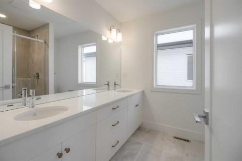 4357 28 Avenue South, Lethbridge, AB - Indoor Photo Showing Bathroom
