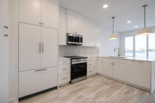 4357 28 Avenue South, Lethbridge, AB - Indoor Photo Showing Kitchen With Upgraded Kitchen