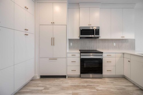 4357 28 Avenue South, Lethbridge, AB - Indoor Photo Showing Kitchen