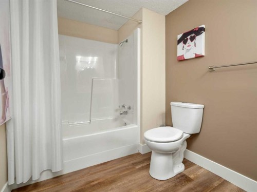 209-20 3 Street South, Lethbridge, AB - Indoor Photo Showing Bathroom