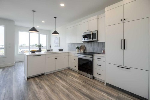 4345 31 Avenue South, Lethbridge, AB - Indoor Photo Showing Kitchen