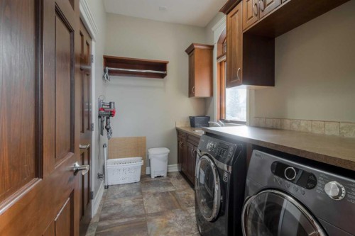 214 Sandstone Place South, Lethbridge, AB - Indoor Photo Showing Laundry Room