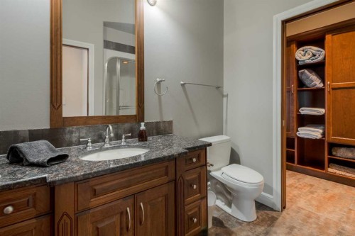 214 Sandstone Place South, Lethbridge, AB - Indoor Photo Showing Bathroom