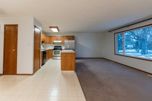 1103 12 Street South, Lethbridge, AB - Indoor Photo Showing Kitchen