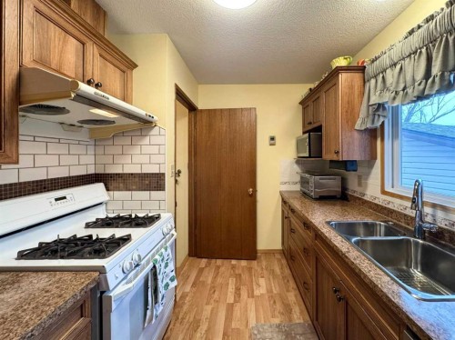 11 Princeton Road West, Lethbridge, AB - Indoor Photo Showing Kitchen With Double Sink