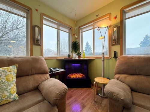 11 Princeton Road West, Lethbridge, AB - Indoor Photo Showing Living Room
