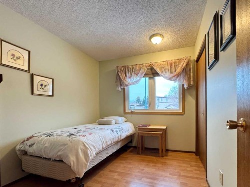 11 Princeton Road West, Lethbridge, AB - Indoor Photo Showing Bedroom
