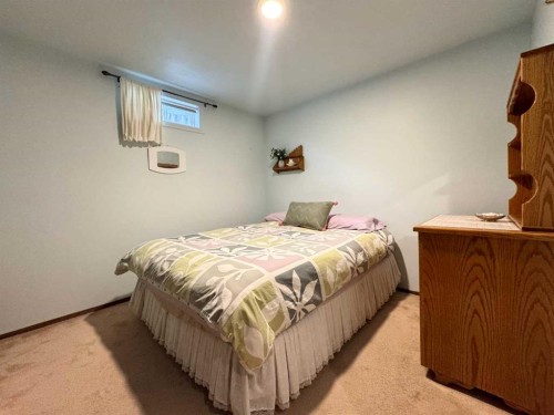 11 Princeton Road West, Lethbridge, AB - Indoor Photo Showing Bedroom