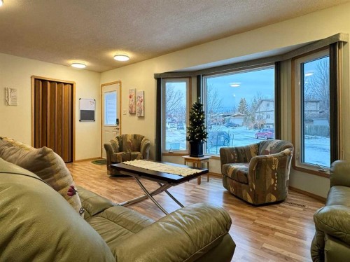 11 Princeton Road West, Lethbridge, AB - Indoor Photo Showing Living Room