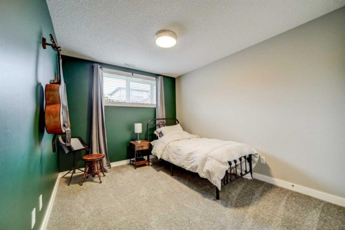 514 Devonia Road West, Lethbridge, AB - Indoor Photo Showing Bedroom