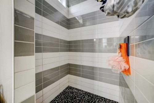 624 19 Street North, Lethbridge, AB - Indoor Photo Showing Bathroom