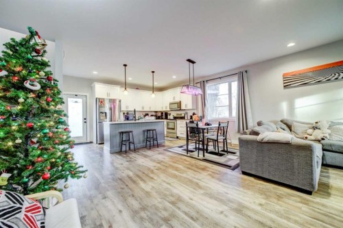 624 19 Street North, Lethbridge, AB - Indoor Photo Showing Living Room