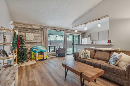 1538 St Edward Boulevard North, Lethbridge, AB - Indoor Photo Showing Living Room